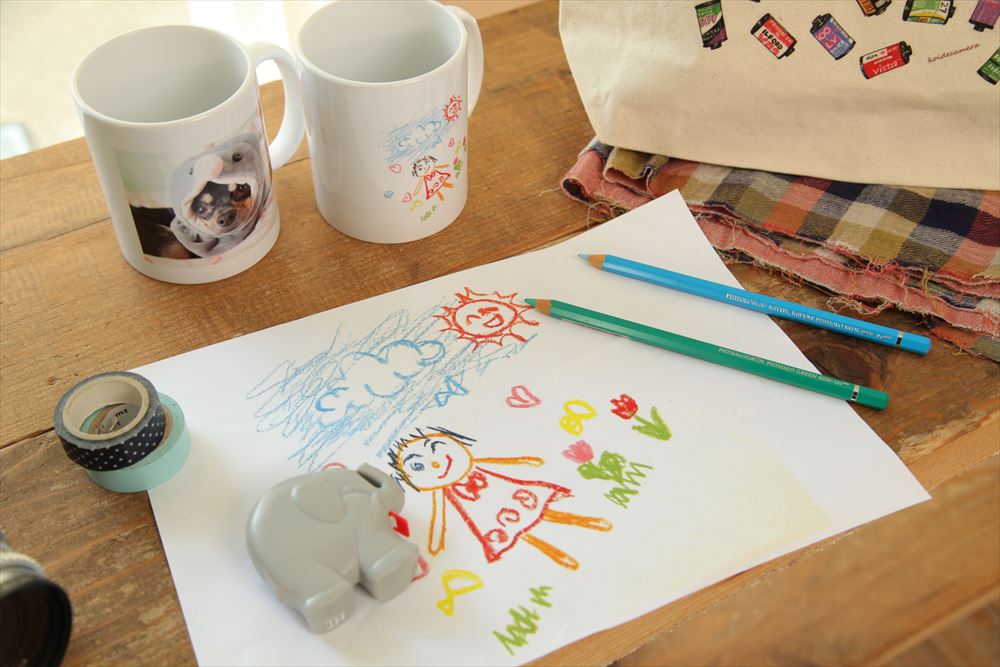 子どもの描いたイラストからつくるマグカップ 缶バッジ コイデカメラで写真プリント