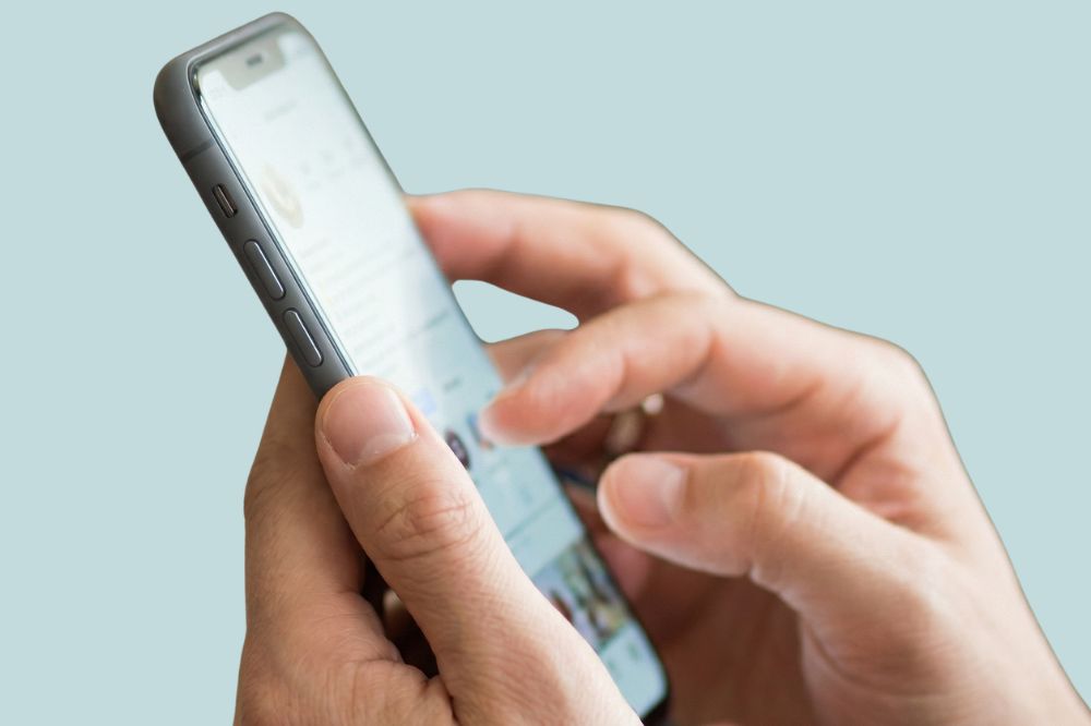 スマホを触る手元