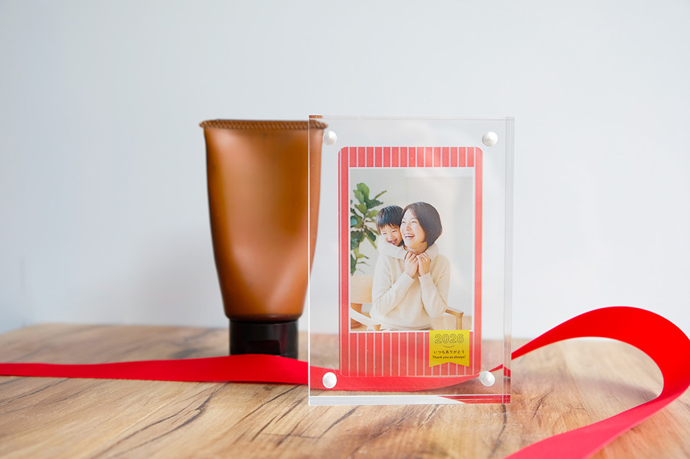 リラックスグッズ（ハンドクリーム）と透明トレカ+フレーム